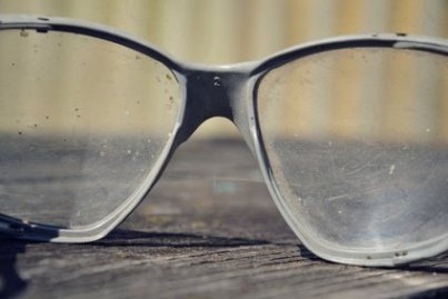 Kratzer wegpolieren auf Brille
